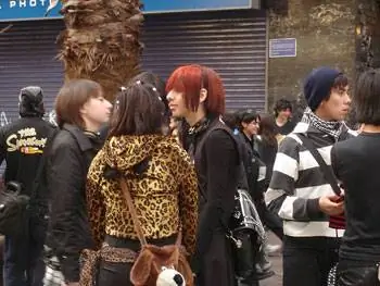 Готы, неоготы и псевдоготы в центре Сантьяго.