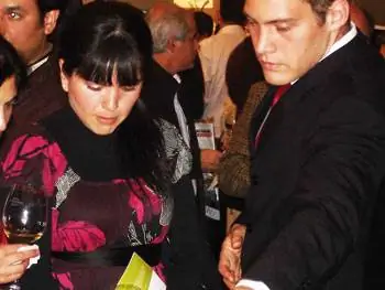 Красивые люди Сантьяго на дегустации вин Plaza San Francisco.