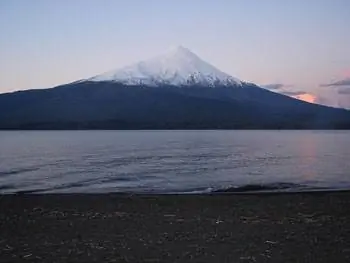 Вулкан Осорно на озере Льянкиуэ - сам Дарвин наблюдал извержение этого младенца в 1835 году.