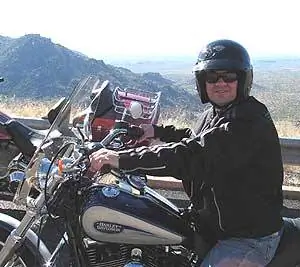 Автор показан на своем арендованном Harley Davidson Dyna Low Rider 2006 года во время своего путешествия. Фото Дэна Лемелина. Все остальные фотографии сделаны Ником ДеКондио.