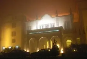Туман окутал Pousada de Santa Luzia в Виана-ду-Каштелу.