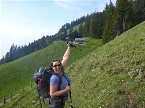 Кейси МакКрари празднует прибытие в хижину Гафадура после долгого дня второго дня.