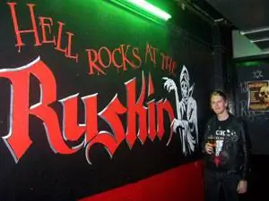 Росс МакГуайр пьет пинту пива в Ruskin Arms