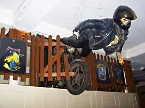 The Ruskin Arms, паб Iron Maiden - дань уважения хэви-металу Road Safety
