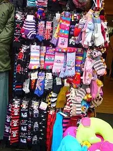 Множество ярких готических носков на Camden Markets.