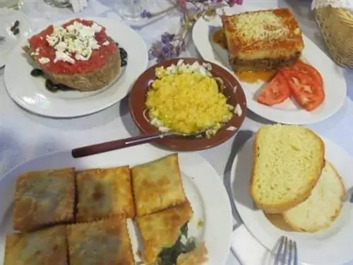 Ассорти мезедес, в том числе дако, фасоль, мусака и калицуния, пироги с начинкой из местной критской зелени.