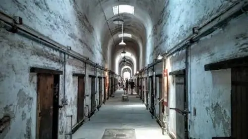 Историческая восточная государственная тюрьма в Филадельфии дает представление о подъеме уголовного правосудия и реформ. Увлекательный и крутой тур, который некоторых просто пугает.