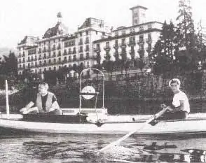 Эрнест Хемингуэй ловит рыбу перед отелем Grand Hotel des Iles Borromees - фото предоставлено Grand Hotel des Iles Borromees