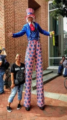 С несколькими персонажами Американы, готовыми взаимодействовать с публикой в течение года, театральность становится еще более яркой около 4 июля.