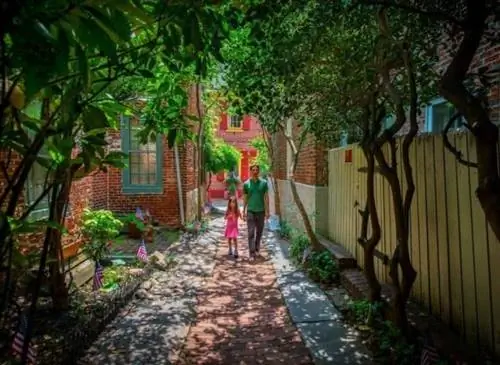 Аллея Эльфрета, взгляд на дома 18-го века на старейшей жилой улице страны.