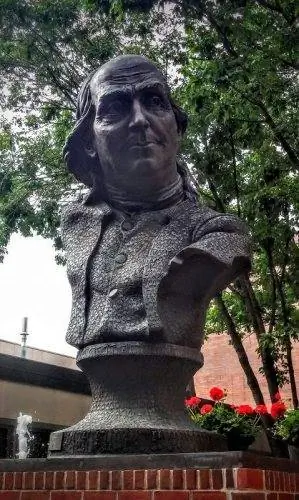 На могиле Бенджамина Франклина бюст, сделанный из ключей, символизирующий одно из его самых важных открытий и инноваций в области электропроводности.