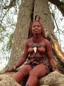 Головной убор этой женщины химба показывает, что она замужем.