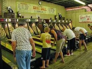 Семейное развлечение в старые добрые времена на променаде в Рехоботе.