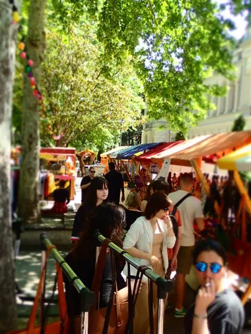 Тбилисский уличный рынок. Популярен в выходные дни, но некоторые мастера работают и в будние дни.