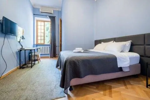 LOKAL отдельная спальня с ванной комнатой и письменным столом. МЕСТНОЕ фото