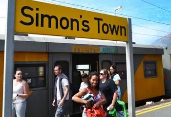 Кейптаун. Автор на станции метро Simon's Town. Фотографии Лорен Мануэль.