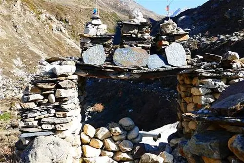 Камни Мани на пути к трассе Манаслу