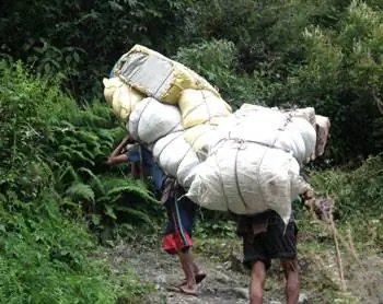 Типичные нагрузки для непальских носильщиков