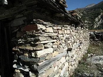 Красивая каменная кладка ручной работы