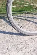 Поверхность Katy Trail, как правило, плотно утрамбована, но сверху есть немного рыхлого гравия.