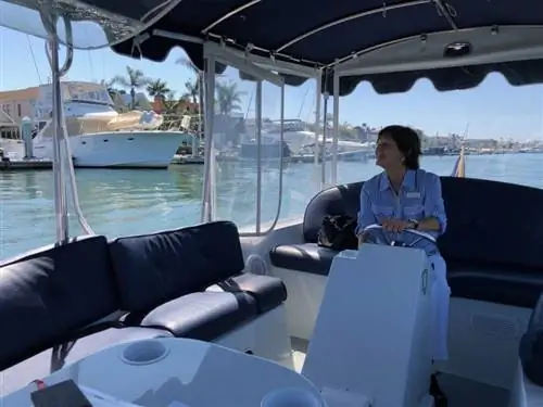 Кэролин Кларк в лодке Даффи в Ньюпорте.