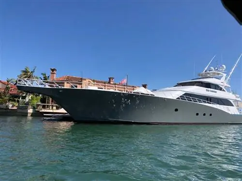 Ньюпорт является домом для многих, многих миллионеров.