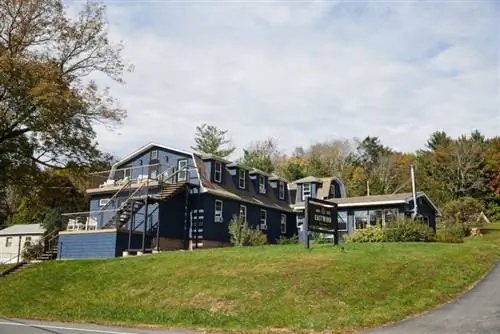 Внешний вид отеля и бара Eastwind.