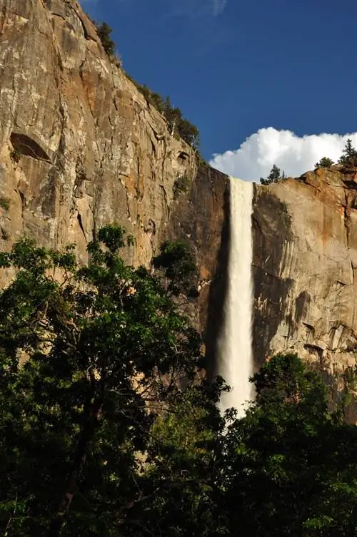 Фата невесты в национальном парке Йосемити Фоллс, Калифорния.