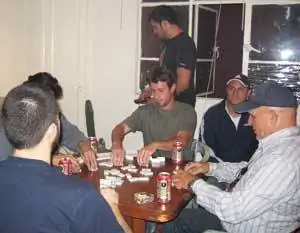 Наслаждаться играми в доме, где люди познакомились через Couchsurfing.com