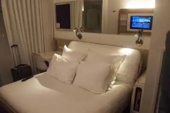 Yotels славятся своими электрическими раскладными кроватями, которые превращаются из удобного дивана в двуспальную кровать. Вот собственность NYC Yotel.