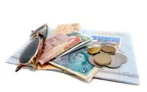 иностранные деньги и солнцезащитные очки