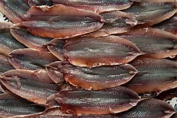 Обед в доме Хаби и Беатрис Отер со свежими сардинами.