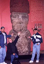 Остров Пасхи - посетители Национального музея естественной истории в экспозиции Тихоокеанской культуры осматривают статую острова Пасхи.