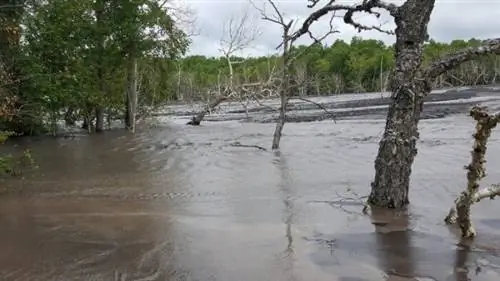 Затопленная река на Камчатке, Россия.