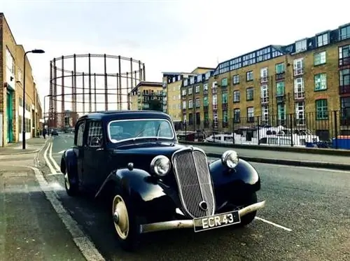 Классический автомобиль, обычное зрелище на лондонской улице.