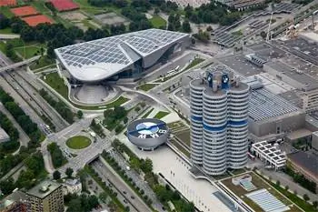 Вид с воздуха на массивный BMW World, частично торговый центр и частично музей.