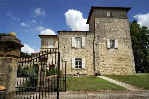 Оригинальная крепостная башня Шато Кастера