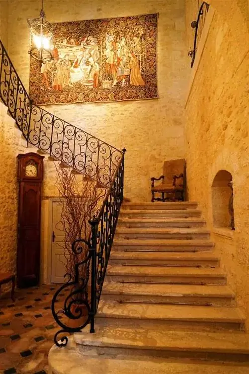 Внутри древних толстых каменных стен замка Кастера в Медоке.