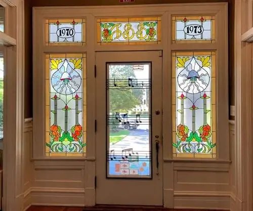 Входная дверь Большого дома празднует там годовщину Оллмана.