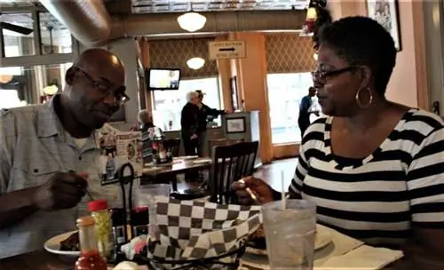 Тра (слева) и Кай МакКинни за ужином.