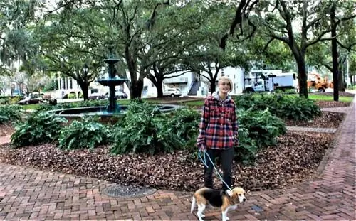 Иви Коуэлл и пес Куки снимают на площади Лафайет. Саванна. Грузия.