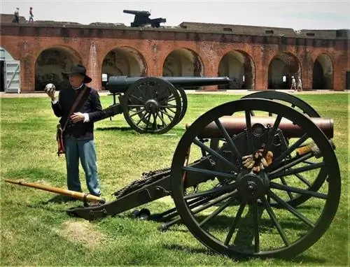 Артиллерийская демонстрация в Ft. Пуласки, Саванна, Джорджия