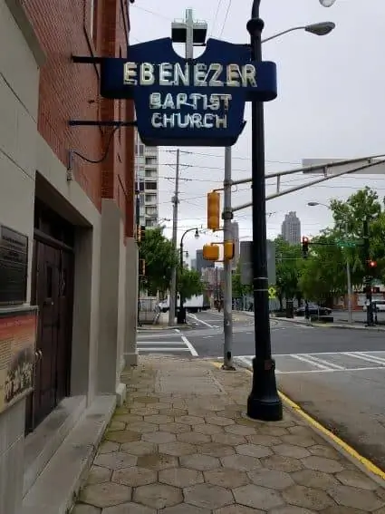 Вид с улицы на баптистскую церковь Эбенезера в Атланте, Джорджия, Фрэн Фолсом.