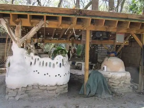 Гости хостела могут приготовить общий ужин на открытой кухне.