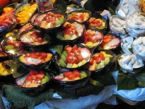 Фрукты и кокосы в La Boqueria.