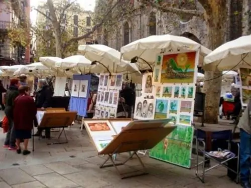 Художественный рынок возле Ла Бокерия в Барселоне.