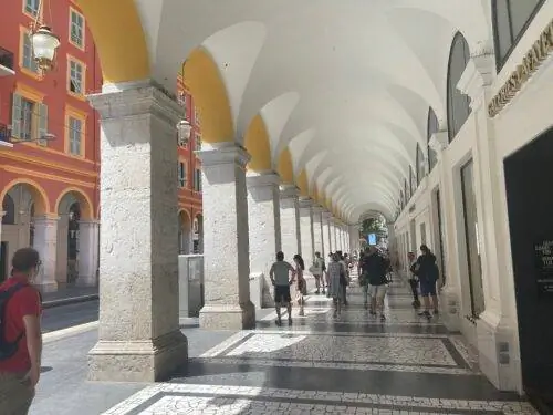 Портики напомнили мне Болонью, Италию в Ницце, Лазурный Берег, Францию.