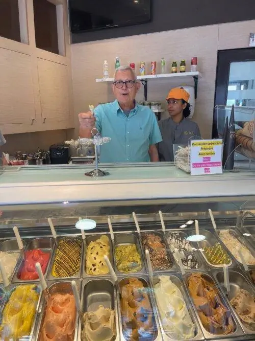 Итальянскому производителю мороженого Roberto Francia принадлежат два магазина в Ницце: Arlequin и Cecar. https://www.arlequingelati.com/