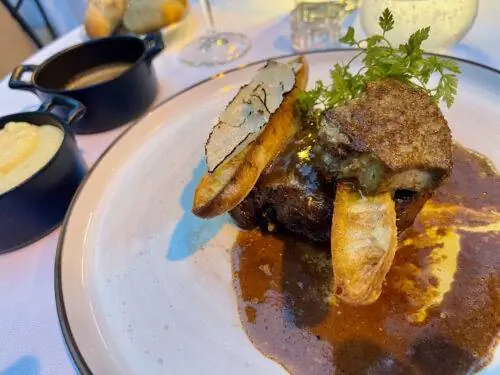 Нежная говядина с трюфельной стружкой и фуа-гра в ресторане отеля Monsigny в Ницце.