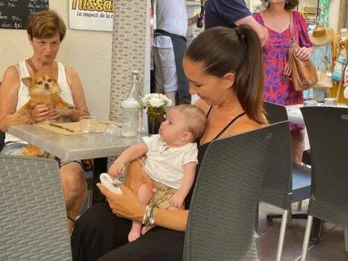 Bebe and chien, в A Butteghin a в старом городе Ниццы.